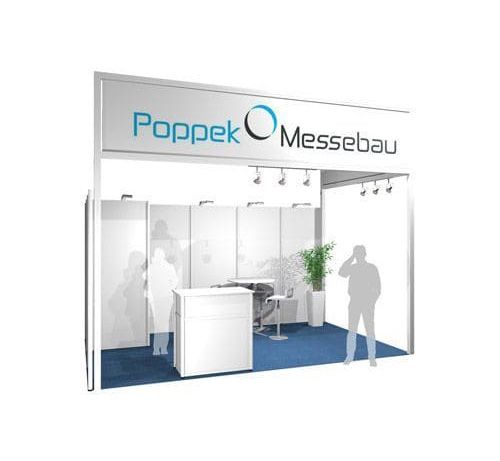 Messestand mit Tresen, Stuhl, Pflanze und Logo 'Poppek Messebau' auf dem oberen Banner